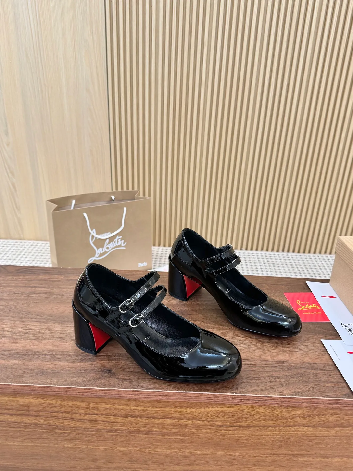 👟👟Ex-factory price 660👟👟 Christian Louboutin CL👠 "Patent Leather Series" Noble and luxurious, real blingbling✨ Real materials, all customized by the pattern maker, and the materials are made of original customized materials to achieve the taste of the original. 6 color options💍Upper: imported 👉cow patent leather💪 Inner: sheepskin feet/lining Size: 34-40.41.42 Heel height: 6.5cm Genuine leather sole